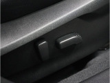 ”電動シートを装備。お客様に安全に運転頂けるよう座席の位置、座面の上げ下げやリクライニングの加減も細やかな設定を可能にしました。”