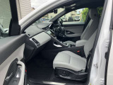 ホールド感のあるシートは長時間のドライブでも疲れにくいです。