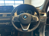 BMWのエンブレムの存在感と、手にフィットするハンドルによって楽しく安全にドライブを楽しめます。