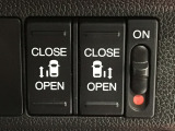 【両側パワースライドドア】両側がパワースライドドアになっており、運転席のスイッチやスマートキーでも開閉が可能です!開口部も広いので乗り降りも楽々♪