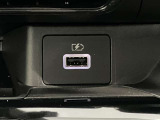 運転席と助手席の間にはUSB電源があるので携帯電話の充電などもばっちりです!