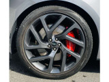 22インチ5スプリットスポークスタイル5113グロスダークアロイホイールが足元から全体を引き締めます。