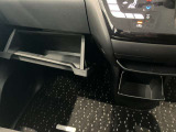 車検証入れになどにも使える便利な収納BOXあります。