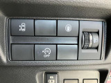 安全装備に関するボタンは運転席周りにまとめて設置されています