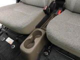 カップホルダーは運転席や助手席からちょうど手の届く位置です!!
