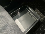 助手席の下にはトレーが付いていますので外部からも見られたくないものも収納出来ます。