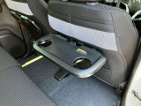 後席左右には折り畳み式シートバックテーブル付きです。車内で休憩時に便利です。