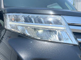 【LEDヘッドライト】悪天候や夜間走行時も良好な視界を確保し安心して運転できる高輝度LEDヘッドライトを装備!点灯速度が早く、消費電力も抑えられています。
