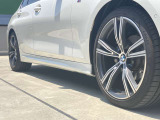 BMW純正アルミホイールです。納車時にはアルミホイールコーティングも承っております!是非ご検討下さいませ。