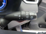 スイッチをオートに設定しておけば、車外の明るさに応じて自動的にヘッドランプを点灯・消灯します。夕暮れ時やトンネルの続く山道などを走行する時に便利なコンライトを装備しています。