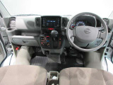 使いやすく安全な操作性と良好な視界を実現した運転席