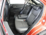 家族やご友人とBBQに行くとき、楽しさは道中の車内から始まっています!このベンチシートに座って、みんなで和気あいあい盛り上がりましょう!