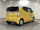 プライバシーガラスが装備されています。外を見るときには気にならずに、後方車両からは車内が見えにくい設計になっております。