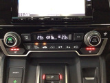 【左右独立オートエアコン】左右席で独立温度コントロールが可能です。運転席はキンキンに冷やして助手席はマイルドにと言った設定が可能です☆暑さ寒さでケンカすることもなくなりますね♪