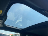 【ガラスルーフ】ガラスルーフ搭載で車内の解放感が一気にアップ!開放的なドライブをお楽しみいただけます。