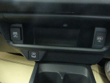 アクセサリーソケット、USBジャック、充電用USBも装備されています。