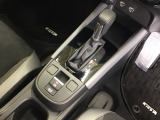 発進時から滑らかに加速する無段階変速のCVTはストップ/ゴーの多い街の中も快適です