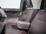 運転席にはアームレストが備わっています。