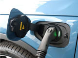 コンセントタイプ(3kW)やウォールボックスタイプ(6kW)の充電器を用いて、ご自宅で簡単充電。一般的な家庭用の200V交流充電ケーブルでは、約8時間で80%まで充電!1時間あたり7~14kmを走行できる電力を充電できます。