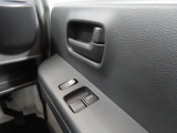 パワーウィンドウのスイッチですよ。 運転席に居ながら窓を開け閉めのコントロールできますよ。 ロック機能で、子供がイタズラして窓を開けるという事も無くなりますよ。