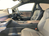 レザーの上質感を感じさせる清潔で広々した座席です!是非、現車を見て体感してみてください。
