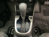 CVT車のセレクトレバーです。低速から高速まで、変速ショックのないスムーズな走りを実現するとともに、エンジン効率のよい領域を維持することで燃費にも貢献します。