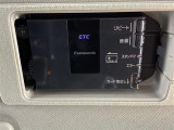 【ETC】有料道路を利用する際に料金所で停止することなく通過できる、ETC車載器(ノンストップ自動料金収受システム機器)が装備されています。セットアップを行うことで利用可能になります。
