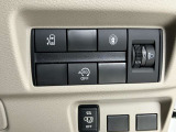 安全装備に関するボタンは運転席周りにまとめて設置されています