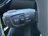 アクティブクルーズコントロールはレーダーが前方車を検知、設定速度より遅い車両が現れても、設定車間距離を保つためにエンブレとシフトダウンによって自動減速、車間距離が開けば、設定速度まで再加速します