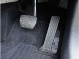 長距離運転がしやすく理想のシートポジションも取りやすいオルガン式ペダル。