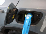 急速充電器は、商業施設など外出先の公共の充電ステーションでご利用いただけます。CHAdeMOに対応し、短時間で急速充電!150kWの急速充電器を使用した場合、充電率10%から80%まで、約32分で充電できます。