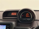 センターメーターは視点移動が少なく、長時間の運転でも疲れにくいそうです!スピードメーターは大きくて見やすいデジタル表示!