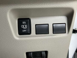 スライドドアの操作ボタンも運転席周りに設置されています
