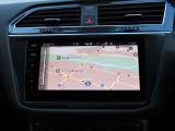 ディスカバーメディア搭載。「VW Connect」というeSIMが内蔵された画期的なシステムです。地図データなど自動で情報を更新することができるのが大きな魅力。なお、CD/DVD・TVは廃止されてます