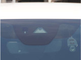 衝突被害軽減ブレーキのカメラやセンサーはフロントガラス内に入っています。