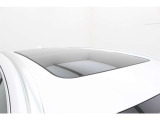 開放感たっぷりの電動パノラマサンルーフです。車内のサンシェードを開放するだけでオープンカーの気分が味わえます。車内の換気も一気に完了します。