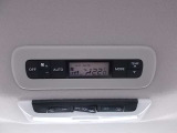 【オートデュアルエアコン】前席と後席で別々の温度を自動制御♪それぞれに風量や吹き出し口モードの調整も可能です!