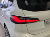 L字型リアコンビランプ:BMWの伝統的なデザインのひとつです。夜間でも誰が見てもBMWとわかる印象的なデザイン。