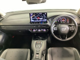 車内は光触媒抗菌消臭施工済です。スタイリッシュなデザインでスポーティなインパネ周りを演出します。グローブボックスやカップホルダーのほかにトレーなどたくさんの収納スペースが付いています。