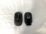スマートキーを装備しています。鍵を差し込むことなくドアロックの開け閉めと、スタートボタン操作でのエンジンスタートができます。ボタン操作でトランクが開けられる電動テールゲートのボタンもついています