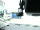 ドライブレコーダーは、車の運転中に前方の映像を記録する装置です。万が一の事故の際に、状況を記録して証拠として利用することができます。