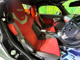 【専用スポーツシート】ホールド性に優れ、カーブ時の体が流れを抑制してくれます。また、体にフィットするから腰や背中が疲れにくく、ロングドライブや高速走行でも快適にお過ごしいただけます♪