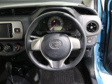 運転席と助手席にSRSエアバッグを装備しています。人にやさしく膨らみ様々な体格の方を守ります。