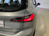 L字型リアコンビランプ:BMWの伝統的なデザインのひとつです。夜間でも誰が見てもBMWとわかる印象的なデザイン。