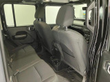 【リアシート】屋根までの高さがある車のため、大人の方でも圧迫感が少なく乗車出来ます。足元は広く取られているため、ゆったりとお乗り頂けます。