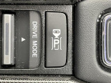 【Honda パーキングパイロット】ステアリングやアクセル、ブレーキ、シフト操作を自動で制御し、駐車や出庫時の運転の状況ををモニターに表示してアシストします。機能には限界があるためご注意ください。