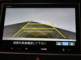 バックカメラと連携してガイドラインをナビ画面に表示し後退駐車・出庫時のサポートをします。