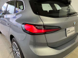 L字型リアコンビランプ:BMWの伝統的なデザインのひとつです。夜間でも誰が見てもBMWとわかる印象的なデザイン。