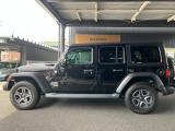 【ホイールアーチ】台形ホイールアーチはJeep伝統のデザインです。採用している理由は諸説ありますが、オフロードを走行する際にタイヤとボディが干渉しあわないよう配慮した作りにするためとなります。