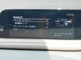 こちらのお車には先進安全装備が多数搭載されています。衝突被害を回避あるいは軽減するためのブレーキや、後方死角からの接近警報、車線逸脱を防止する警報装置など、詳しくはスタッフまでお尋ねください。
